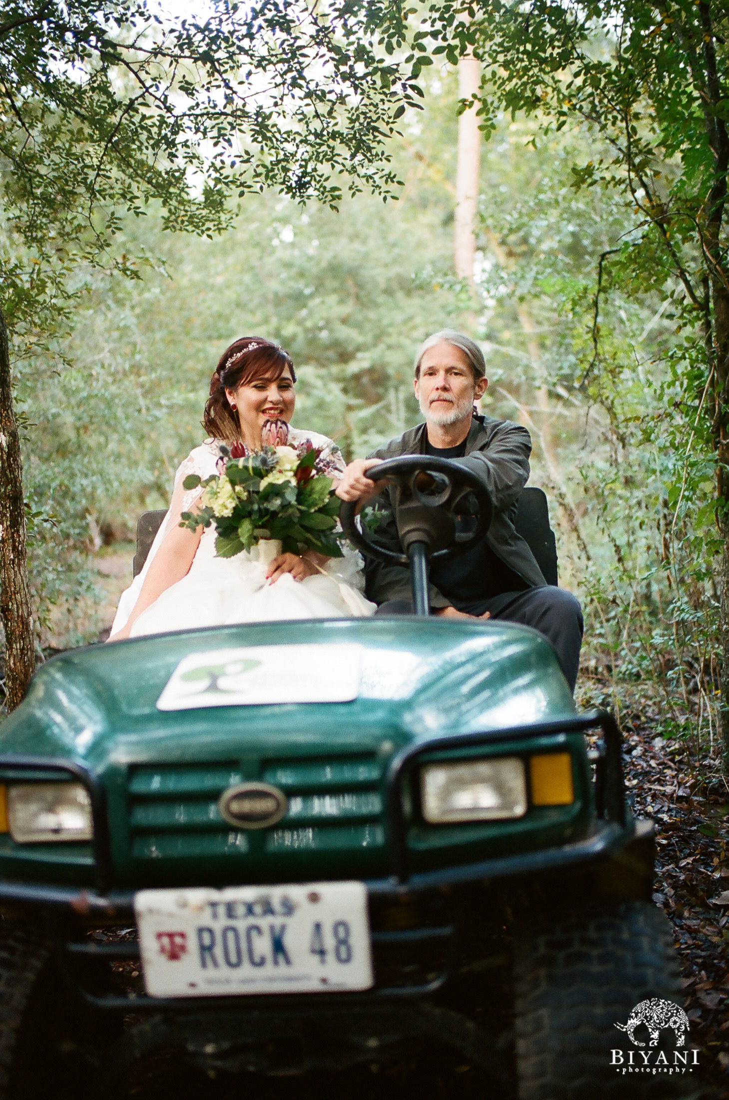 Bride being dropped off at wedding ceremony venue